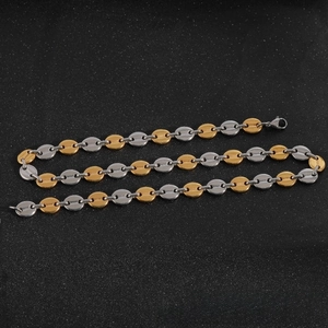 Détail du collier à maillons grains de café bicolore or et argent avec fermoir