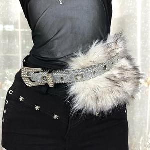 Détail de ceinture en simili cuir avec strass et décoration en fausse fourrure pelucheuse