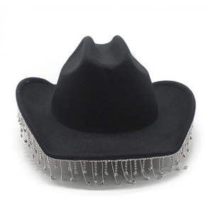 Dettaglio di un cappello da cowboy nero con frange di strass argentati e catena decorata