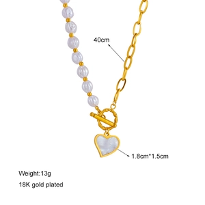 Collier asymétrique avec perles, chaîne dorée, pendentif coeur plaqué or 18 carats et fermoir OT