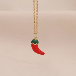 Schattige rode chilipeper hanger ketting met gouden ketting en groene emaille details