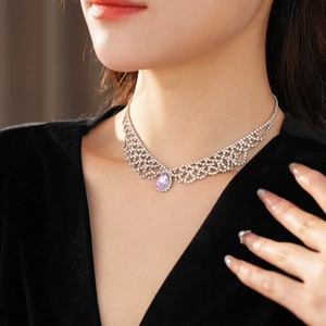 Dettaglio della collana a griglia diamantata argento con ciondolo a goccia viola