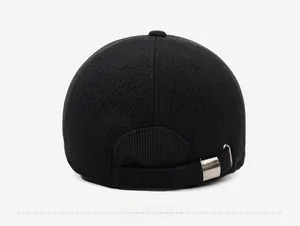 Vista posteriore del cappello da baseball nero con cinturino regolabile e fibbia in metallo