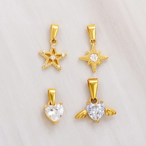 Detailansicht von vergoldeten Edelstahl-Anhängern mit Kristallbesatz für DIY-Schmuck