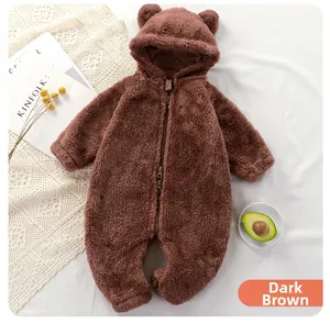 Détail de grenouillère en peluche marron foncé avec oreilles d'ours et double fermeture