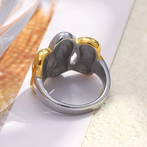 Dettaglio macro dell'anello bicolore oro e argento in acciaio inossidabile a forma di nuvola