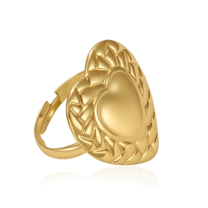 Detail of a vintage 18k gold heart-shaped ring with textured braided edges and mirror reflection