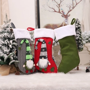 Tre calze di Natale con gnomi 3D, trama a trecce lavorata a maglia in rosso e grigio
