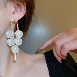 Boucles d'oreilles vintage élégantes avec cristaux et pétales de perles sur un mannequin