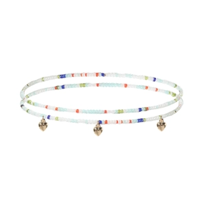 Vue détaillée de la chaîne de taille multicouche perlée avec des pendentifs en forme de cœur