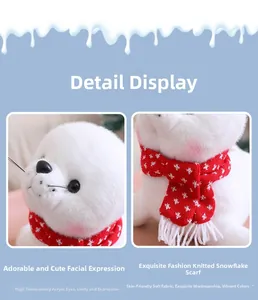 Détail de la peluche otarie avec yeux en acrylique et écharpe rouge à flocons de neige