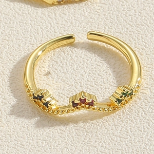 Makroaufnahme des V-förmigen Kronenrings mit bunten Zirkonia in Gold-Finish