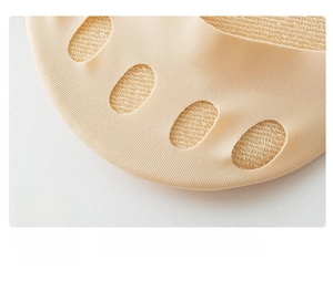 Makroaufnahme der glatten verstärkten Zehennaht an beige atmungsaktive Zehensocken
