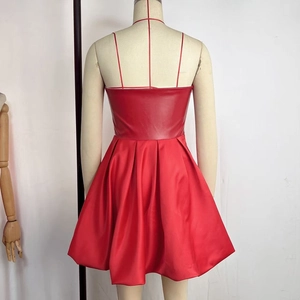 Vue arrière de la robe rouge en satin avec corset en cuir et jupe plissée bouffante