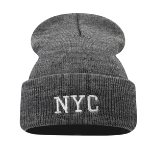 Bonnet en tricot gris foncé avec broderie NYC pour le cyclisme en plein air et le camping