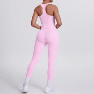 Vue arrière d'un débardeur de sport rose clair et d'un legging de yoga taille haute