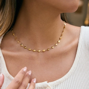 Détail du collier en acier inoxydable plaqué or 18K avec maillons délicats en forme de cœur