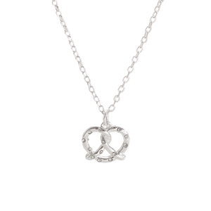 Dettaglio della collana con ciondolo pretzel in metallo argento e zirconi luccicanti
