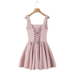 Rosa rückenfreies Abendkleid mit Schnürung im Korsett-Stil und Schleife auf weißem Grund