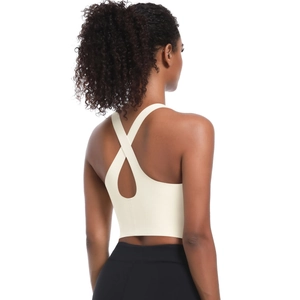 Détail des bretelles croisées et découpe goutte sur le soutien-gorge de sport crème