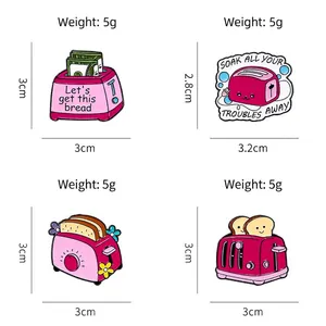 Rosa Toaster Emaille-Pin-Set mit süßen Cartoon-Designs und floralen Brot-Akzenten