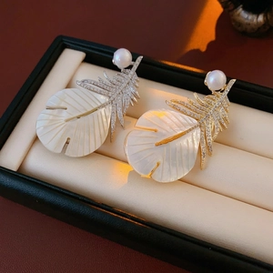 Elegant gold-plated feather brooch with mother-of-pearl and sparkling zircon stones