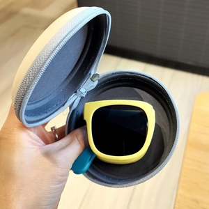 Lunettes de soleil pliables pour enfants avec monture jaune et étui de rangement