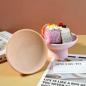 Dettaglio del vassoio per dolci rotondo in ceramica opaca rosa e arancione decorativo