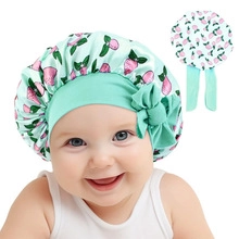 Details von minzgrüner Satin-Schlafmütze für Babys mit Erdbeerdruck und großer Schleife