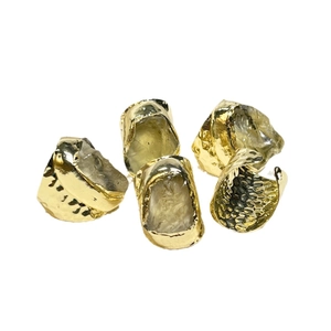 Set di anelli vintage regolabili in oro con pietre grezze di quarzo limone naturale e martellato