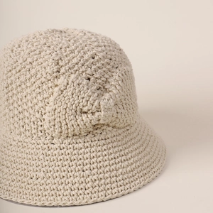 Chapeau bob en coton crocheté fait main pour femme beige avec détail nœud élégant