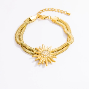 Details des vergoldeten zweischichtigen Schlangenkettenarmbands mit Sonnenblumenanhänger