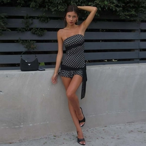 Détail de robe mini à pois avec laçage latéral style corset et taille ajustée