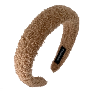 Gevoerde beige lamswollen hoofdband voor dames met handgemaakt label en retro breed design