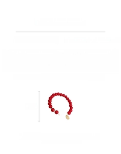 Détail d'un bracelet en perles rouges avec charms en alliage et cristal, longueur 21,3 cm