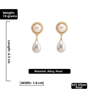 Détail de boucles d'oreilles perles vintage avec base dorée et tiges en argent 925