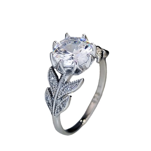 Elegant S925 sterling silver ring with leaf motifs and a round brilliant cut cubic zirconia