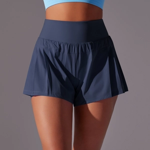 Détail d'une jupe-short de tennis plissée bleu marine avec taille haute et tissu extensible
