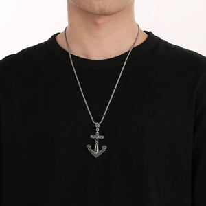 Nahaufnahme des Punk-Totenkopf-Ankeranhängers an einem schwarzen Rundhals-T-Shirt