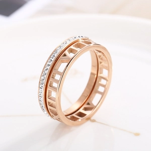 Vue macro de la bague 2-en-1 or rose avec chiffres romains et cristaux pavés