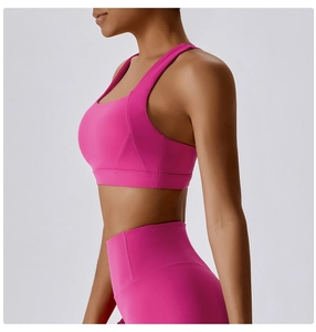 Dettaglio del reggiseno sportivo rosa e dei leggings da yoga con cuciture piatte