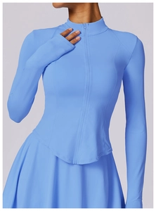 Détail de l'ensemble de protection solaire bleu avec haut zippé à manches longues et jupe
