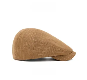 Vue latérale d'un béret marron à fines rayures avec une texture en laine de qualité