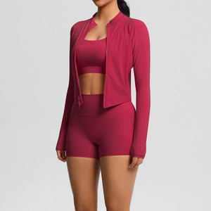 Ensemble de yoga 3 pièces avec veste zippée, brassière et short en rouge profond