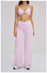 Détail du soutien-gorge de sport rose à col en V et pantalon évasé à taille croisée