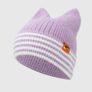 Détail du bonnet en tricot lavande avec oreilles de chat, rayures blanches et étiquette
