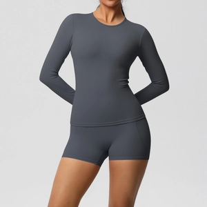 Détails de l'ensemble de yoga gris anthracite à manches longues en tissu brossé doux