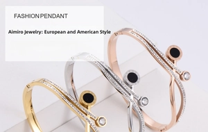 Détail de bracelets en acier avec chiffres romains et cristaux sertis en trois couleurs