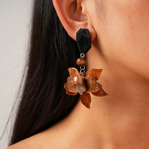 Gros plan de boucles d'oreilles vintage en résine avec perles en bois sur un mannequin
