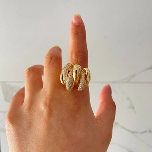 Chic irregular twisted C-shape gold ring with pavé crystals on a woman's index finger